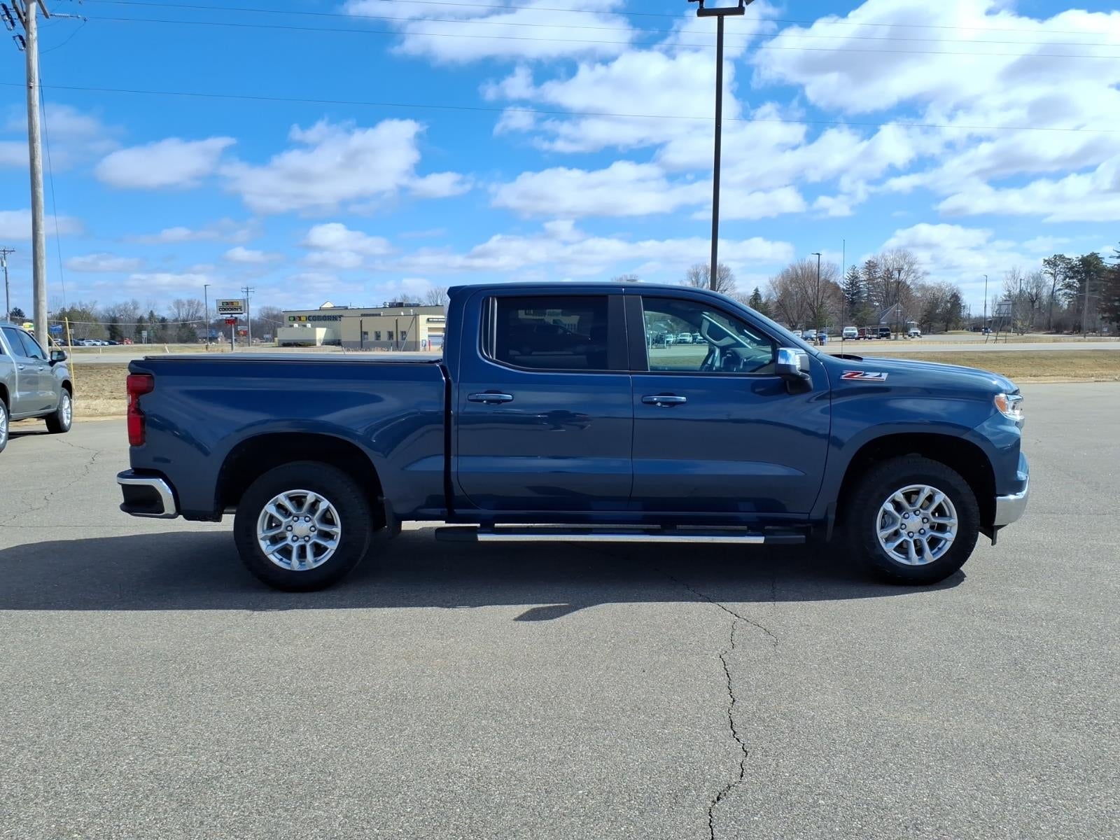Used 2024 Chevrolet Silverado 1500 LT with VIN 2GCUDDEDXR1211667 for sale in Foley, Minnesota